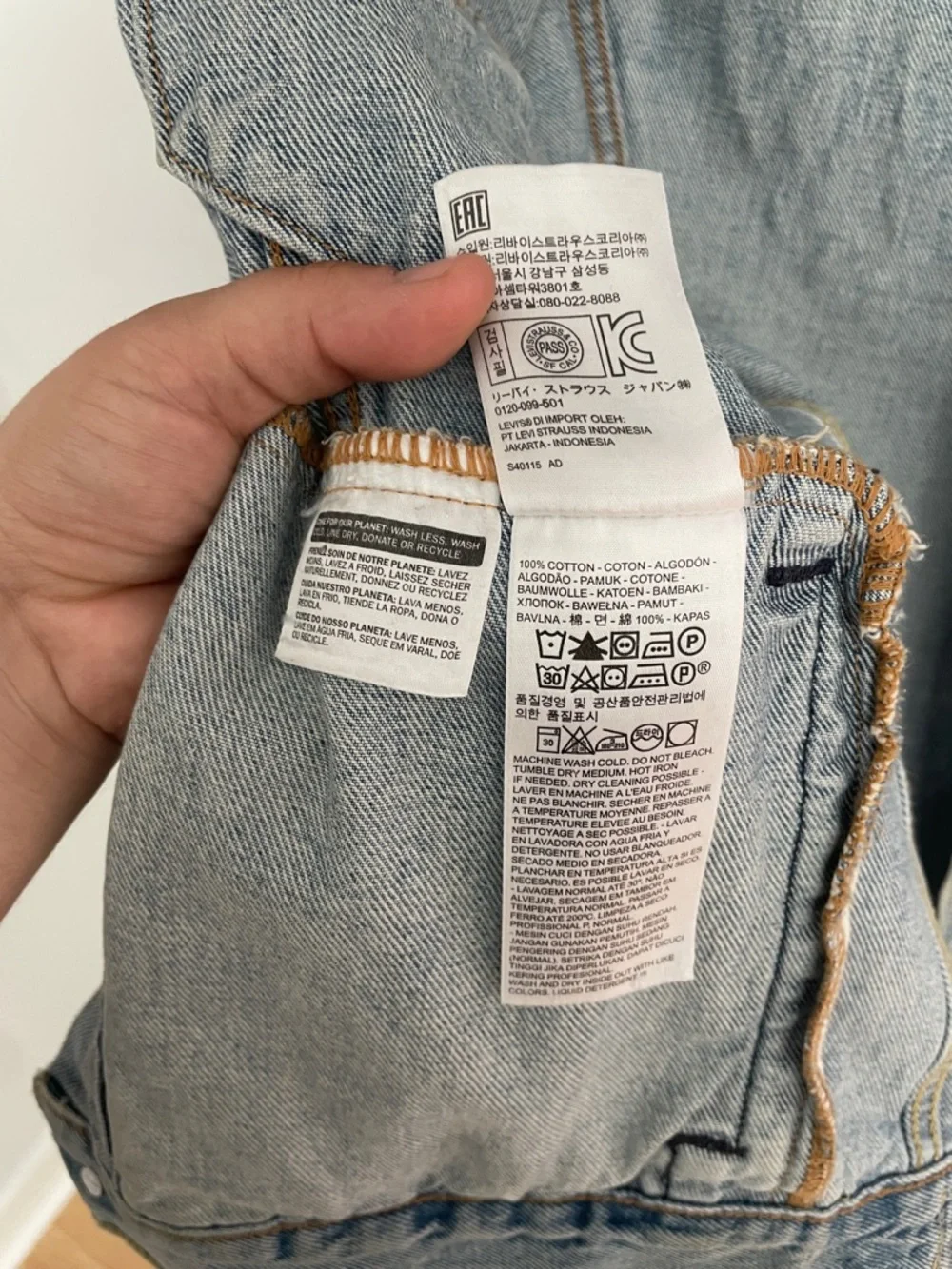 Levi's Light Blue Denim Jacket with Handmade Disney Castle panel - Picture 5 of 5